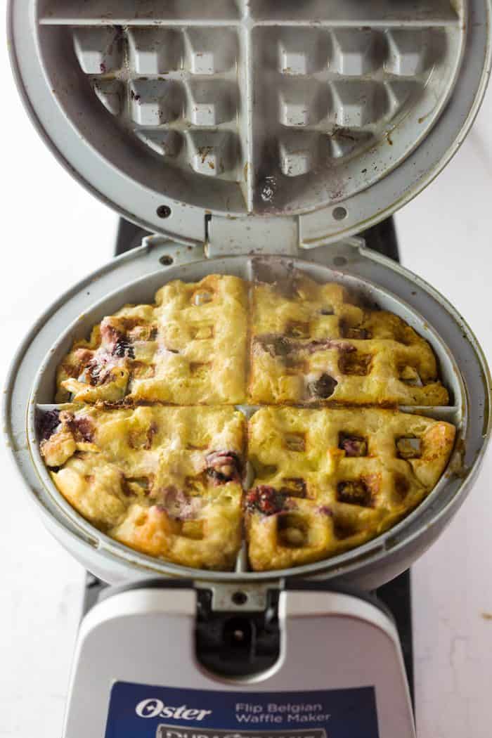 Bananas, Blueberries, and Eggs are all you need to make these healthy and wholesome waffles! Top with whipped cream, fresh fruit, or syrup. It's an energizing and healthy way to start the day! 3-ingredient-banana-blueberry-waffles
